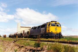 Locomotora diésel - eléctrica 333 - 020 de RENFE, fabricada por MACOSA y pintada en  amarillo y g...