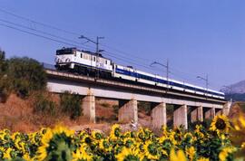 Tren Talgo Pendular 200 con máquina 269.403