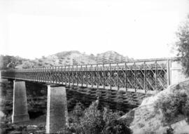 Viaducto metálico de 3 tramos y 207 m sobre el río Salado, con vigas de celosía, y situado en el ...