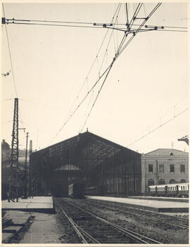 Andenes y aguja cruzada en la estación de Príncipe Pío en Madrid