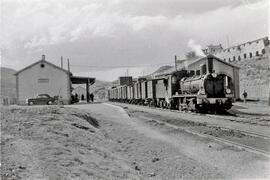 Composición de mercancías remolcada por la locomotora de vapor 040 - 2373 de la serie 040 - 2351 ...