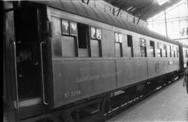 Coche restaurante WR 3564 de la serie WR 3562 / 3566 de la Compañía Wagons Lits detenido en la es...