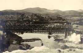 Voladura de un tramo metálico del puente de Guarrizas III, de dos tramos, en el km 285,058 de la ...