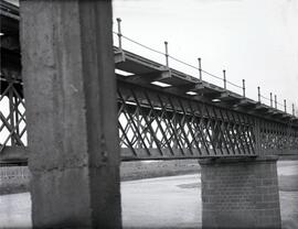 Puente metálico sobre eel Ebro del km 95,354 de la línea de Zaragoza a Alsasua, situado dentro de...