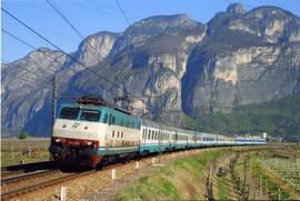 Locomotora eléctrica E 444 - 005, remolcando una composición de viajeros de Trenitalia, a su paso...