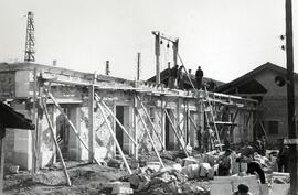 Vista de personal trabajando en el edificio auxiliar en construcción de la estación de Ávila de l...