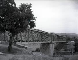 Puente metálico de dos tramos y 60 m de luz, con vigas tipo Linville, y situado en el km 238,727 ...