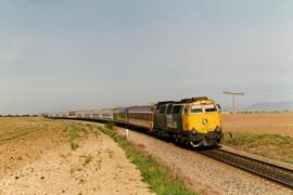 Locomotora diésel - eléctrica 333 - 050 de RENFE, fabricada por MACOSA y pintada en amarillo y gr...