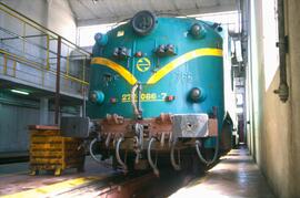 Locomotora eléctrica de la serie 277 de RENFE, ex. serie 7700, en el interior de un taller