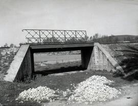 Pontón metálico "Los Santos", situado en el km 17,737 de la línea de Puente Genil a Lin...