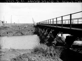 Puente de la Ribera de Nicoba viejo, situado en el km 101,034 de la línea de Sevilla a Huelva, de...