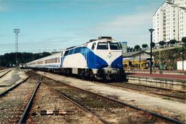 Locomotora diésel - eléctrica 333 - 102 de RENFE, fabricada por MACOSA, pintada en blanco y azul,...
