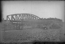 Puente sobre el Guadalquivir en el km 199,724 de la línea de Mérida a Sevilla, entre los términos...