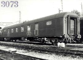 Furgón de correos serie P 3 de la DGDC, con bogies y caja metálica basadas en los coches de la se...