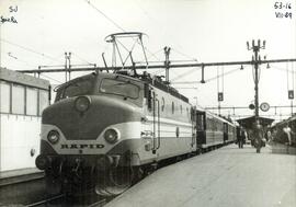 Locomotora eléctrica Rapid 3 de la serie Ra de los Ferrocarriles Estatales Suecos (SJ), detenida ...