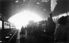 Locomotora de vapor (posiblemente una 030 de la serie RENFE 030-2067 a 2091) en la estación de Va...