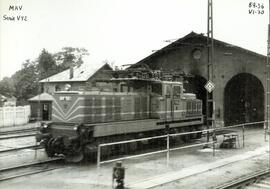 Tractor o locomotora eléctrica de la serie V42 de los Ferrocarriles Estatales Húngaros (MAV), det...