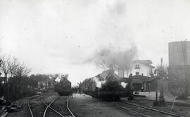 Dos locomotoras a vapor en un lugar sin identificar