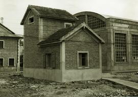 Caseta para el transformador en el depósito de Cajo en la línea de Venta de Baños a Santander