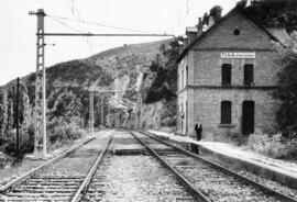 Apartadero de Ylla o Illa de la línea de Ripoll a Puigcerdà, situado dentro del término de Campde...