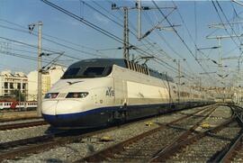 Composición AVE serie 100 de la línea de alta velocidad de Madrid a Sevilla en las proximidades d...