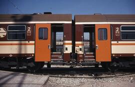 Coches de viajeros de 2ª clase BB de la serie 10000 de RENFE, con decoración estrella, en las vía...