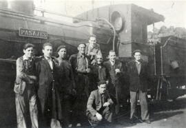 Trabajadores en la estación de Ciaño - Santa Ana en Oviedo, llamada actualmente El Entrego, posan...