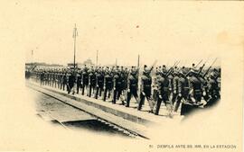 Desfile ante SS. MM. [Reyes de España] en la estación de Toledo