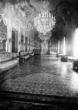 Salón de baile del Palacio de Fernán Núñez, antigua sede del Consejo de Administración de RENFE. ...