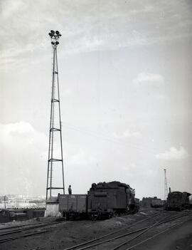 Locomotoras de vapor de rodaje 240 cargando briquetas de carbón en el depósito de máquinas de la ...