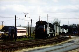 Locomotoras diesel LMX-8582 (B39-8) y BN-7095 (SD40-X), del Burlington Northern (BN), tirando de ...