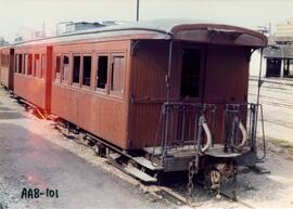 Coche de viajeros mixto AAB 101 de los Ferrocarriles de Mallorca en la estación de Palma