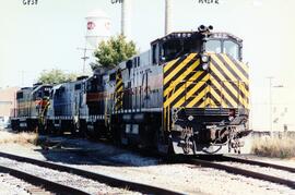 Vista de la locomotora diesel IAIS-800 (M420R) en primer término, seguida por la IAIS-483 (GP10),...