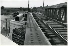 Sustitución del antiguo puente metálico por un viaducto de hormigón de 6 tramos y 130 m de longit...