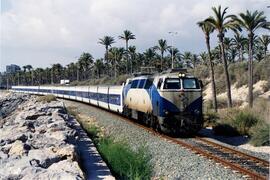 Locomotora diésel - eléctrica 333 - 089 de RENFE, fabricada por MACOSA y pintada en blanco y azul...