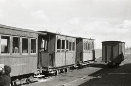 Coches de viajeros y vagón del Ferrocarril Valdepeñas a Puertollano