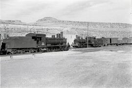 Composición de mercancías remolcada por la locomotora de vapor 040 - 2373 de la serie 040 - 2351 ...