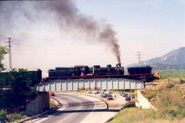 Locomotora de vapor cruzando el puente sobre la N-340 en Sagunto. Tren especial conmemoración lín...
