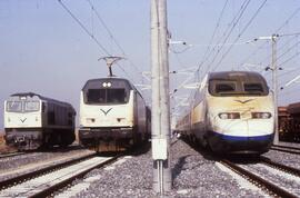 Composición AVE serie 100, locomotora eléctrica de la serie 252 y locomotora diésel de la serie 3...