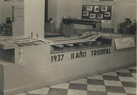 Maqueta del puente sobre el río Nervión (Bilbao), exhibida en la sala de Ingenieros de la exposic...