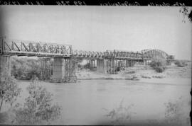 Puente sobre el Guadalquivir en el km 199,724 de la línea de Mérida a Sevilla, entre los términos...