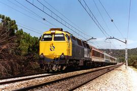 Locomotora diésel - eléctrica 333 - 044 de RENFE, fabricada por MACOSA y pintada en amarillo y gr...