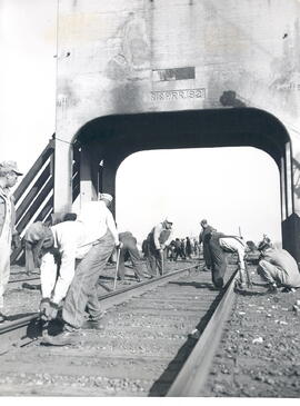 Obreros desmontando las vías para proceder a la voladura de un cargadero cerca de Morris en Illin...