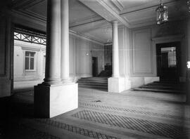 Vestíbulo principal y entrada del Palacio de Fernán Núñez, antigua sede del Consejo de Administra...