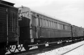 Coche de viajeros de 2ª clase B v 1439 de RENFE, de dos ejes y estribo corrido, en la estación de...