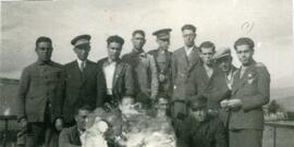 Retrato de un grupo de ferroviarios en la estación de Baeza