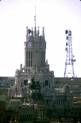 Edificio de Correos (Madrid) y torre de antenas parabólicas