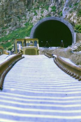 Fijación de raíles y traviesas en Brazatortas, en las proximidades del túnel, en la construcción ...