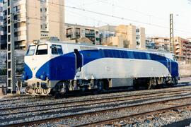 Locomotora diésel - eléctrica 333 - 081 de RENFE, fabricada por MACOSA y pintada en  blanco y azu...