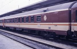 Coche mixto de 2ª clase / restaurante / bar BBR 10802 de la serie BBR 10801 a 10821 de RENFE, lue...